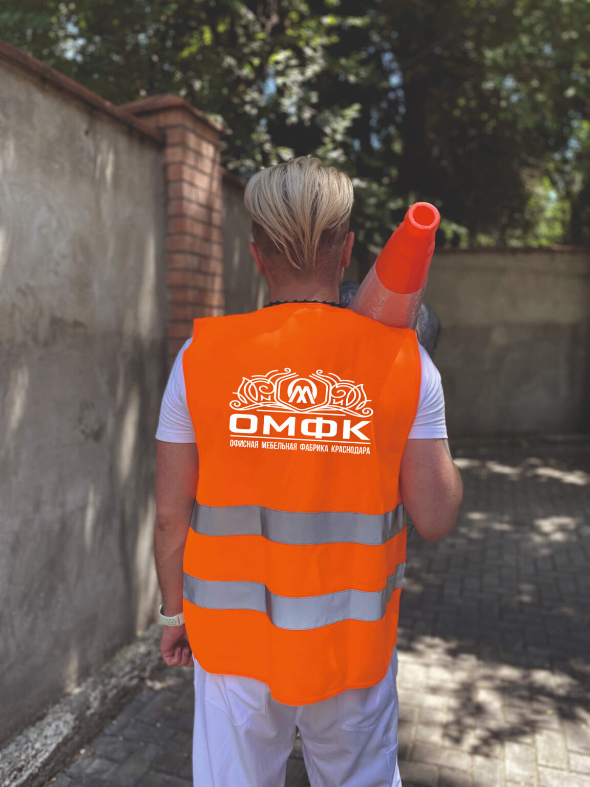 Нанесение логотипа на спецодежду, жилеты светоотражающие
